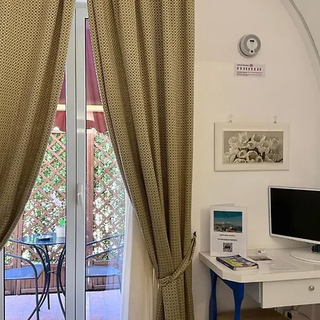 Chiaia 4* Naples